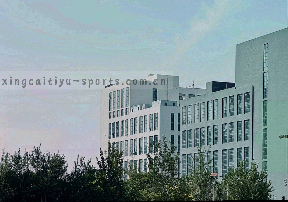 编辑白板上贴满轮次排期卡片的局部特写